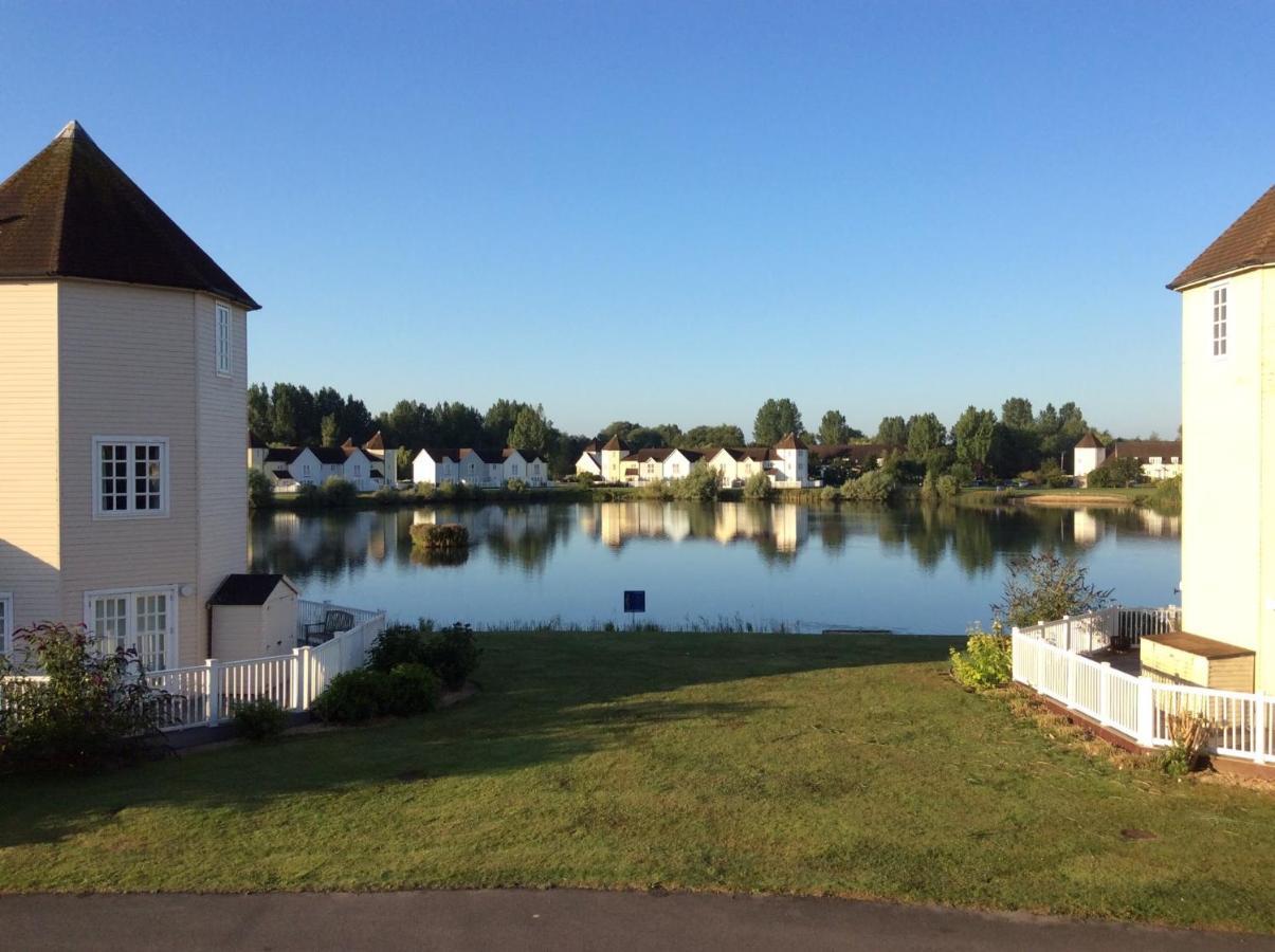 Liming Lodge - Lakeside Home In The Cotswolds South Cerney Exterior photo