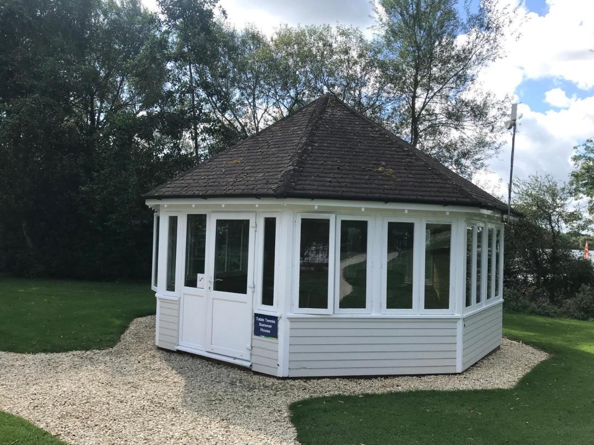 Liming Lodge - Lakeside Home In The Cotswolds South Cerney Exterior photo