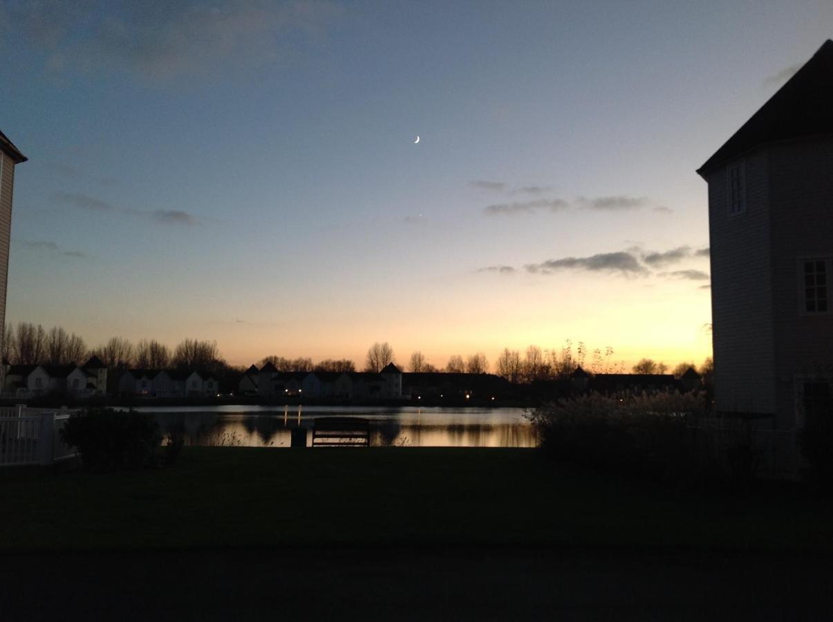 Liming Lodge - Lakeside Home In The Cotswolds South Cerney Exterior photo