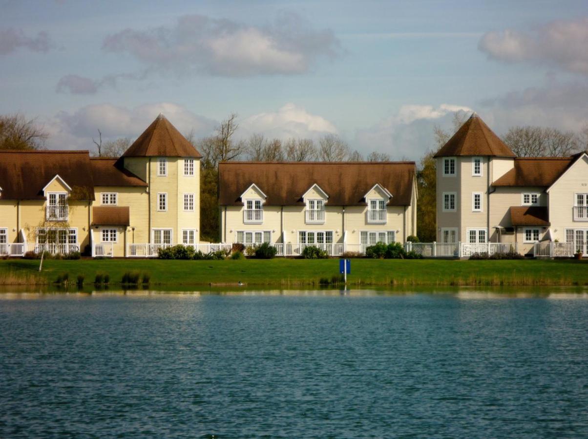 Liming Lodge - Lakeside Home In The Cotswolds South Cerney Exterior photo